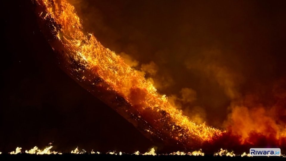 Kawasan Gunung Bromo yang terbakar hingga Sabtu malam 8 Agustus 2026